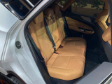 後部座席も気になるようなキズ・汚れやへたり等、大きなダメージはなく、良好な状態です。