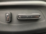 運転席と助手席はパワーシートで、シートの位置・角度・高さ(前・後)を好みに合わせて電動で細かく調節可能です。