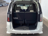 大口なテールゲートです。幅広、低い床面で大きな荷物の出し入れが簡単になります。コンパクトボディーなのに、荷室はこんなに広々!たくさん荷物が積めますよ。