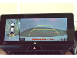 パノラミックビューモニター付きです。車両を上から見たような映像をディスプレイオーディオ画面に表示。運転席からの目視だけでは見にくい、車両周辺の状況をリアルタイムでしっかり確認できます。