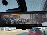 【スマートルームミラー】バックドアについてますカメラと連動して、後方の映像がルームミラーに映ります。