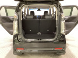 開口部も広く荷物の積み下ろしもしやすいお車となっております。シートを前方にスライドさせれば、さらに荷室を広げられます。また、床下にも収納スペースがあります。