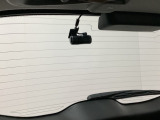 後方にもドライブレコーダーのカメラが付いています。前後両方でお車の周りを監視・記録いたします。