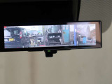 インテリジェントルームミラーは、車両後方のカメラ映像をミラー面に映し出すので、車内の状況や、天候などに影響されずクリアな後方視界が得られます。