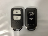 スマートキーを装備しています。鍵を差し込むことなくドアロックの開け閉めと、スタートボタン操作でのエンジンスタートができます。スペアキーも同じものを用意しております。