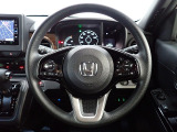 ハンドル左側にはオーディオ操作が出来るオーディオリモートコントロールスイッチ、右側にはHonda SENSINGとオートクルーズコントロールのスイッチを装備!