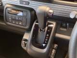 自然に手が届き、操作性の良いインパネシフトに、パーキングブレーキは、フットブレーキタイプなので、運転席と助手席の間はすっきりしています。