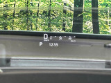 【ヘッドアップディスプレイ】現在の速度や走行情報をデジタル表示で運転席前方のガラスに投影!運転中、目線をずらさず必要な情報を確認できるのでとっても便利で安心!