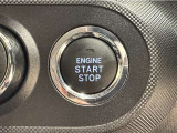エンジンスタートボタンです。キーが車内にあれば、エンジンの始動・停止はブレーキを踏んでスイッチを押すだけ!キーを取り出す手間を省き、ワンプッシュでエンジンを操作するので簡単でスムーズです。