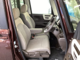 フロント広々、ベンチシートの運転席は、ハイトアジャスターが付いているので、快適にドライブができます。ハンドルはチルトステアリングで、ハンドル位置を上下に調節できます。