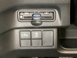 ハンドルの左下にETCとHondaセンシング用の、VSA(ABS+TCS+横滑り抑制)解除スイッチなどがついています。高速道路の料金所の通過も楽々です。 カードの取り出しもしやすい場所についています。