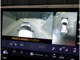パノラミックビューモニター。車両を上から見たような映像を表示。運転席から目視しにくい車両周囲の状況をリアルタイムで確認できます。