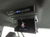 後席モニター装備:セカンドシート・サードシートにご乗車の方は、ドライブ中も天井部についているモニターでTV等をお楽しみ下さい♪♪使用しない時は、画面を天井部分に格納できます!