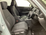 広い足元にゆったり座れるシートには肘掛けも装備しており長距離の運転でも疲れにくくなってます。女性でも運転がしやすいように、シートの高さ調整機能(シートリフター)がついています。