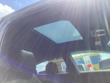 サンルーフ装着車でございます。日差しが強いときはスライドシェードもございます。