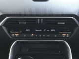 【フルオートエアコン】運転席と助手席の温度調整がそれぞれ出来るフルオートエアコン装備です。これなら暑がりなご主人、寒がりな奥様が同乗されても問題ないですね。