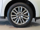 純正のアルミホイール装着車です。タイヤサイズは235/55R18です。