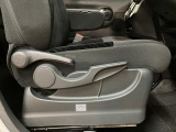 運転席のシートリフター装備しています★細かくドライビングポジションを設定できるので運転し易く、疲れにくいですね♪