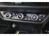フルオートエアコンが装備されています!お好みの温度設定をするだけでエアコンの風量やモードの切り替えを自動でコントロールしてくれます!ユーザーの操作が少なく燃費走行にもつながります!