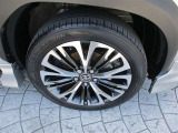 スタイリッシュな18インチのアルミホイールです。