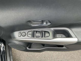 パワーウィンドウとなっています。運転席はオートになっているのでワンタッチ開閉することが出来ます。