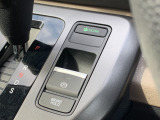 電動パーキングブレーキ・オートブレーキホールドです。ボタンを引っ張るだけでサイドブレーキがかかります。オートブレーキホールドは信号待ちや渋滞でもブレーキを踏み続ける必要なし!楽に運転できます!