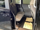 ホンダ車の低床ボディは、チャイルドシートへのお子さまの乗降や荷物の積載もスムーズ。足元もゆったりとしていますので、おくつろぎいただけます。
