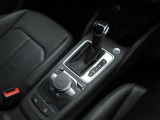 マニュアルモード付7速トランスミッション。タッチパッドを使って文字入力が可能