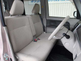 インテリア・シートカラーはベージュ!ゆったり座れるフロントベンチシートです!狭いところで運転席から乗り降りしづらい時は助手席側から乗り降りが出来るところが便利♪