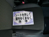 室内外はもちろん、シートを外してニオイの元となるフロアカーペットまで消臭・除菌を実施。中古車を気持ちよくお乗りいただけるクリーニングサービスです。詳細は販売店スタッフまでおたずねください。