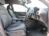 運転席、助手席ともに広々しています。また足元の広さだけでは無く、シートも大きめにしていますので体をしっかりと支え、長時間運転でも疲れが出にくい設計にしています。