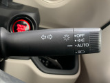 ■オートライト■車外の明るさに応じて、自動的にライトの点灯・消灯をしてくれます。トンネルが続くような道でも、いちいちライトスイッチを操作する必要がありません。消し忘れの心配もありません。