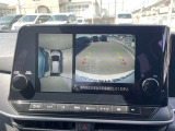 車を真上から見ているように、周囲の状況を把握しながら安心して駐車が行えるアラウンドビューモニター装備!