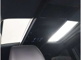 サンルーフ付き。解放感を感じることが出来ると気分も上がりますよね。車内も明るくなり、良い季節にはぜひオープンしてドライブを楽しんでください!あると嬉しいアイテムのひとつですよね。