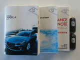 取扱説明書とナビ取扱説明書とメンテナンスノートがあり、アドバンストキーレスキーは2本あります。