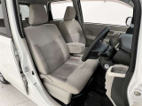 前席はベンチシート!運転席から助手席への移動が出来ます!シート位置が高めで乗り降りしやすい!小物入れを兼ねたひじ掛け付!