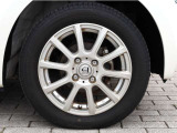 タイヤサイズは、155/65R14です。デザインにも優れている社外アルミホイールが装備され、スポーティーな雰囲気を演出しています。