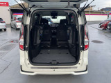 サードシートは片手で跳ね上げることができ、左右とも跳ね上げると大きな荷物も載せれる大きな空間に。