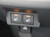 シートの座面と背面を温める運転席/助手席シートヒーターを装備しています。