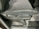 シートハイトアジャスターが付いているので運転姿勢を調整するのに便利ですね。身長に合ったシートポジションは安全運転や疲労軽減にもつながります。