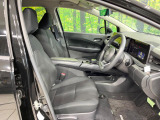 運転席まわりには十分なスペースがあり、大柄な方でもゆったり運転していただける環境です。