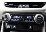 運転席と助手席、それぞれ温度調節ができ、オールシーズン快適なオートエアコンとなっております!