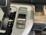 オートブレーキホールド機能付きです☆停車中にブレーキペダルから足を離しても、停車状態が続きます。渋滞、信号待ちの間等、安心です。アクセルを踏めば自動解除され、再発進できます。