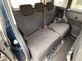 後部座席も気になるようなキズ・汚れやへたり等、大きなダメージはなく、良好な状態です。