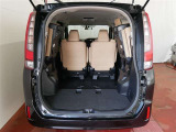 3列目シートは左右跳ね上げ式☆荷室スペース広々☆たっぷり収納出来て便利です☆