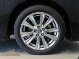 純正のアルミホイール装着車です。タイヤサイズは235/50R18です。