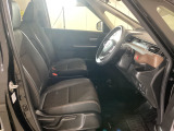 すわり心地の良い運転席・助手席です。長時間のドライブの疲れ軽減に貢献します。どうぞ快適なドライブを♪