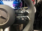 ステアリングボタンは、使いやすいデザインでございます。ステアリング付近のレバーや、ステアリングボタンで追従機能の操作も可能でございます。