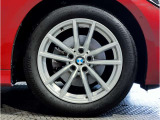 BMWの純正アロイホイールは軽量かつ強度にも優れているホイールで走行性能を引き上げる設計になっております。足元にもBMWは妥協がなくこだわっている個所になります。
