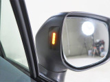 車体後部に内蔵されたセンサーによって、自車の後側方から接近する車両を検知。衝突の危険があるとシステムが判断した場合、ドアミラー内側のLEDインジケーターや警報音でドライバーに注意を促します!!